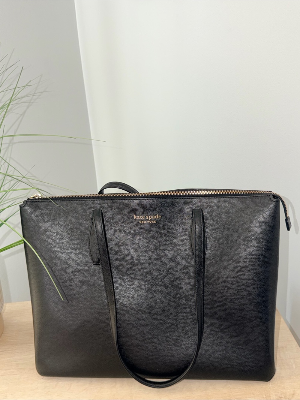 Kate Spade (AUTHENTIC) Black Leather Handbag with Beige Lining
